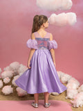 Tween-Mädchen-Kleid aus Satin mit Puffärmeln und Pailletten in Kontrastfarbe