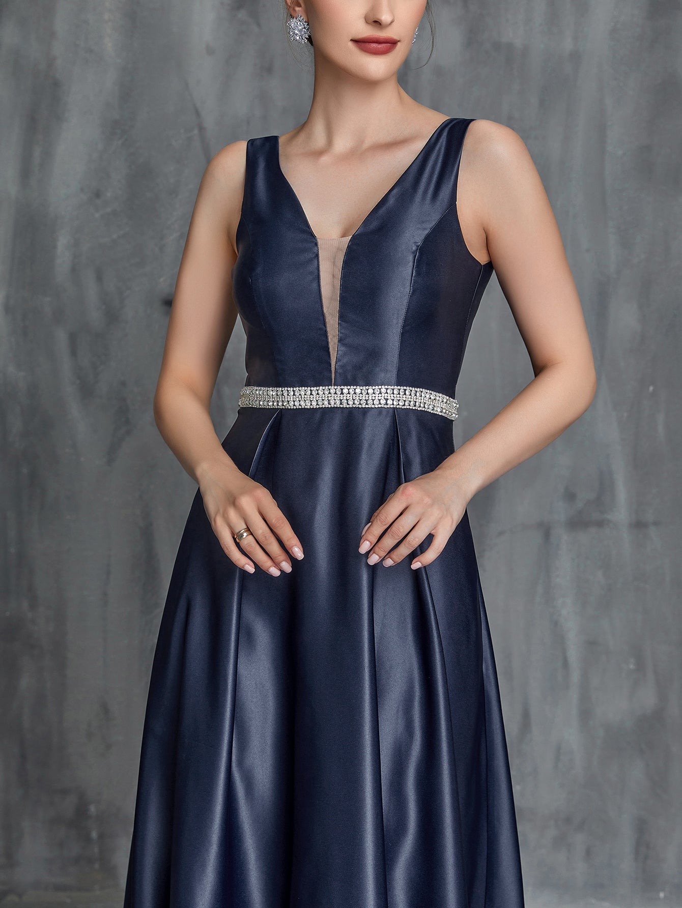Damen-Formelles Kleid aus Satin mit rückenfreiem Strassbund 