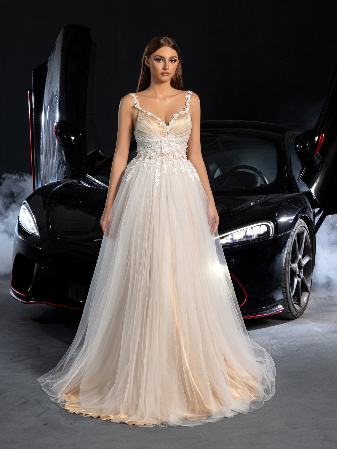 Gorgeous Lace-up Backless Applique Detail Tulle Wedding Dress – Elonnashop
