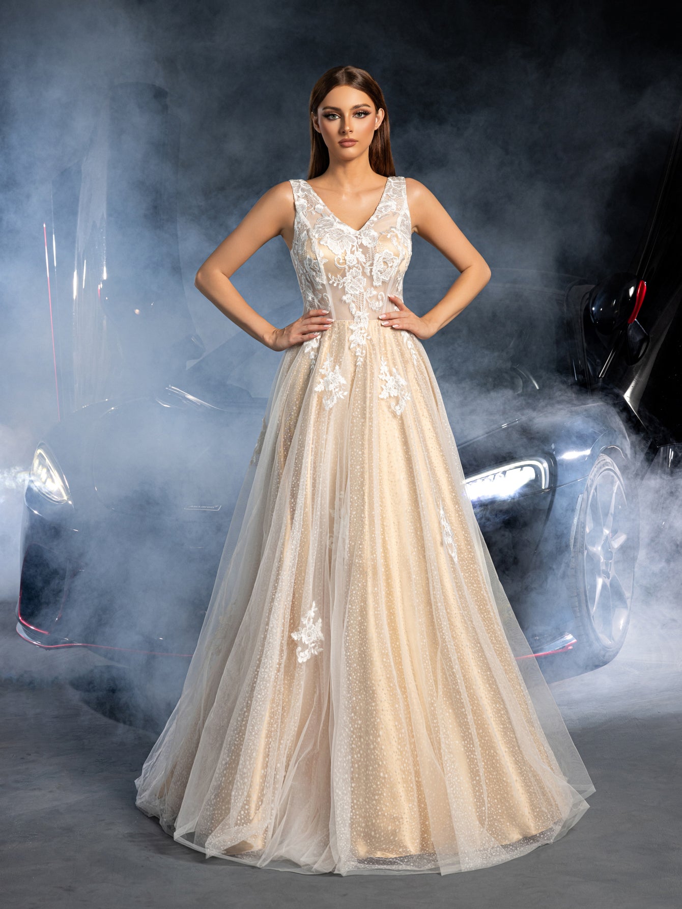 Gorgeous Applique Detail Plunging Neck Lace Overlay Tulle Wedding Dress