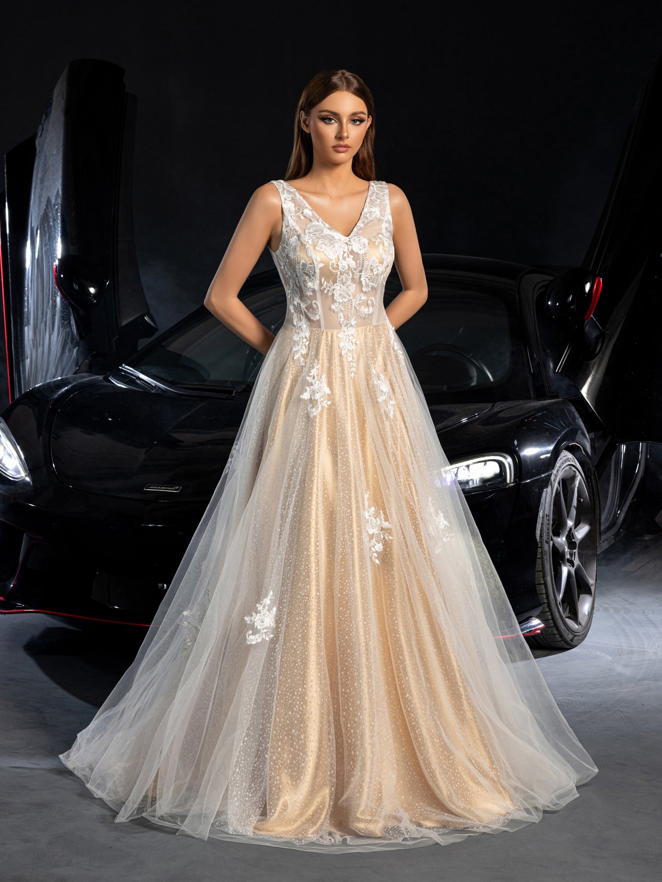 Gorgeous Applique Detail Plunging Neck Lace Overlay Tulle Wedding Dress