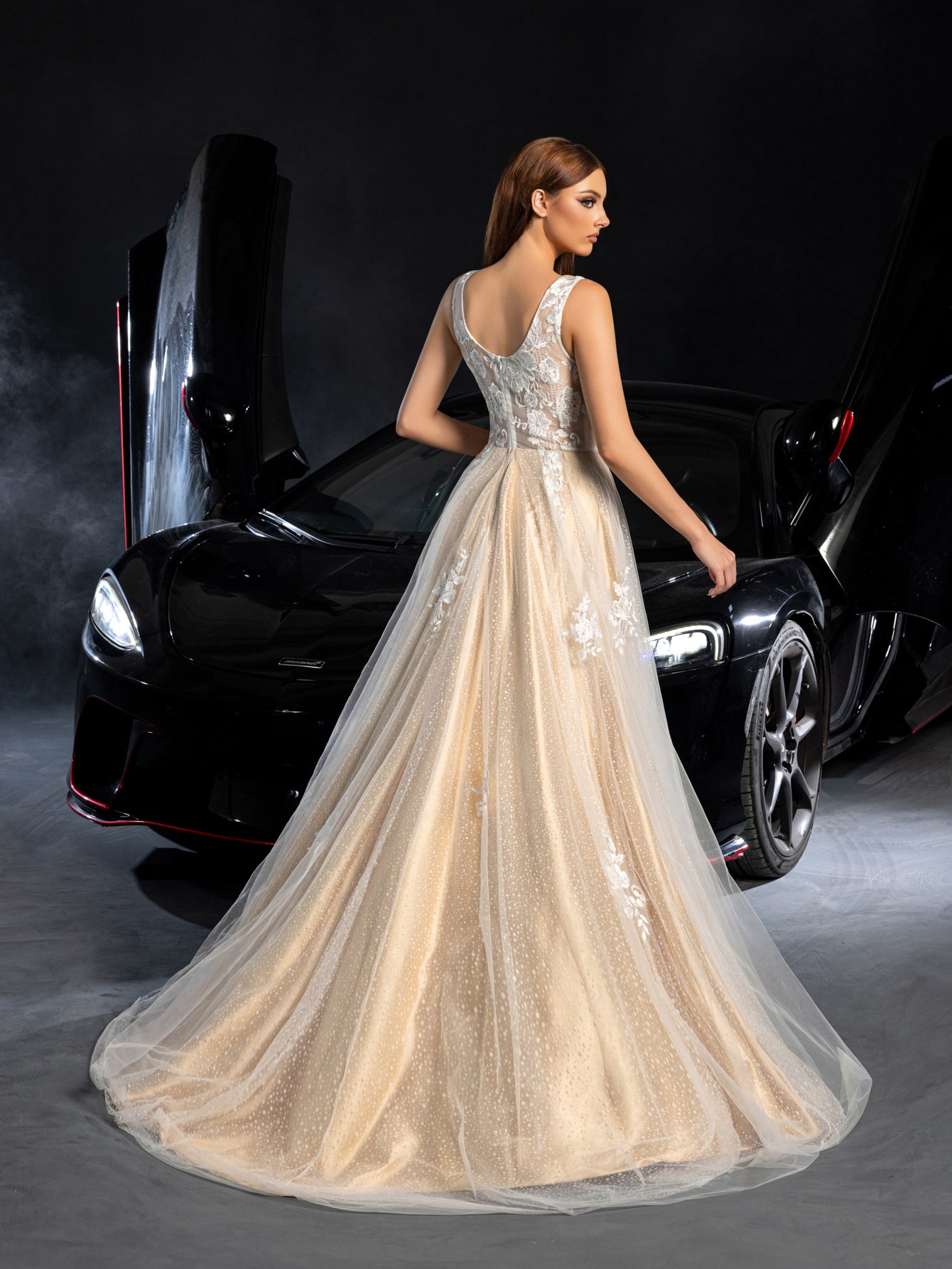 Gorgeous Applique Detail Plunging Neck Lace Overlay Tulle Wedding Dress