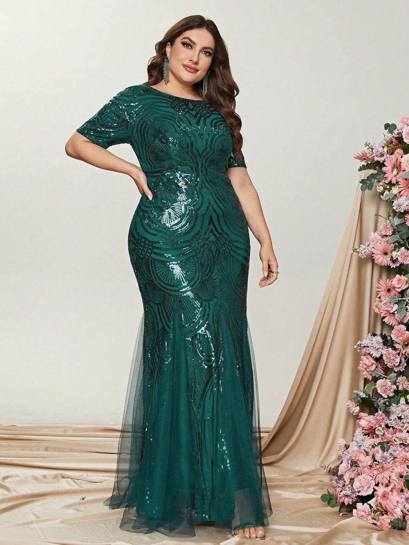 Plus Round Neck Short Sleeve Mermaid Hem Sequin Dress